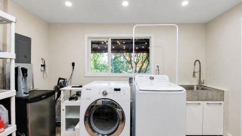 1781 View Street, Port Moody, BC - Indoor Photo Showing Laundry Room