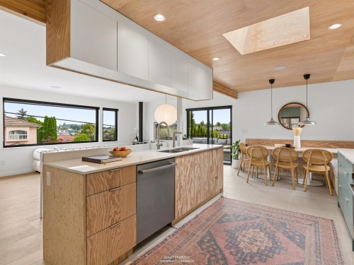 476 29Th Avenue E, Vancouver, BC - Indoor Photo Showing Kitchen With Double Sink