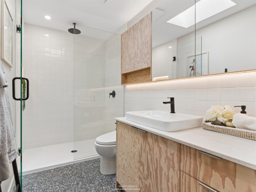 476 29Th Avenue E, Vancouver, BC - Indoor Photo Showing Bathroom
