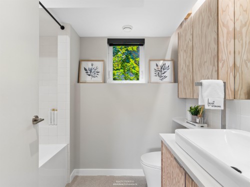 476 29Th Avenue E, Vancouver, BC - Indoor Photo Showing Bathroom