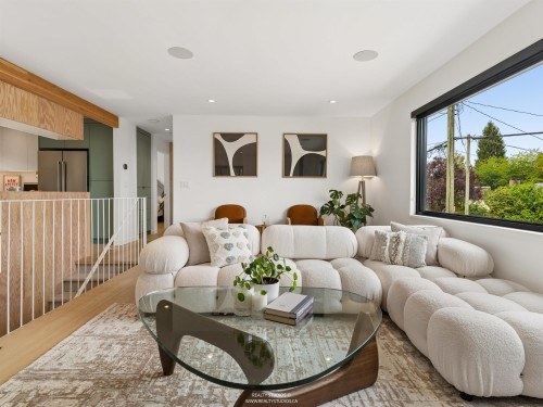 476 29Th Avenue E, Vancouver, BC - Indoor Photo Showing Living Room