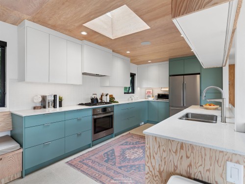 476 29Th Avenue E, Vancouver, BC - Indoor Photo Showing Kitchen With Double Sink With Upgraded Kitchen