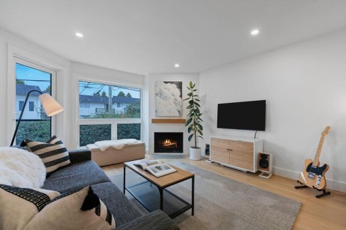 203-607 8Th Avenue E, Vancouver, BC - Indoor Photo Showing Living Room With Fireplace