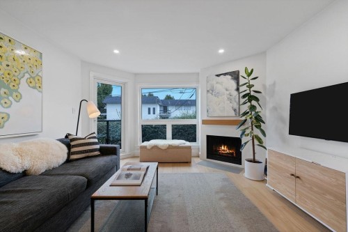 203-607 8Th Avenue E, Vancouver, BC - Indoor Photo Showing Living Room With Fireplace