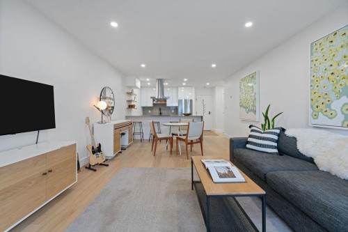 203-607 8Th Avenue E, Vancouver, BC - Indoor Photo Showing Living Room