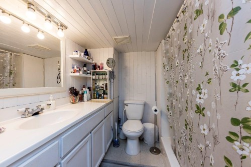 1737 Larson Road, North Vancouver, BC - Indoor Photo Showing Bathroom