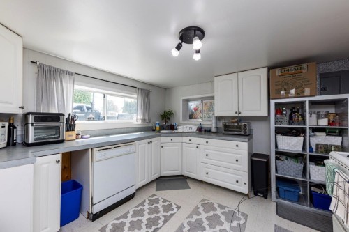 1737 Larson Road, North Vancouver, BC - Indoor Photo Showing Kitchen