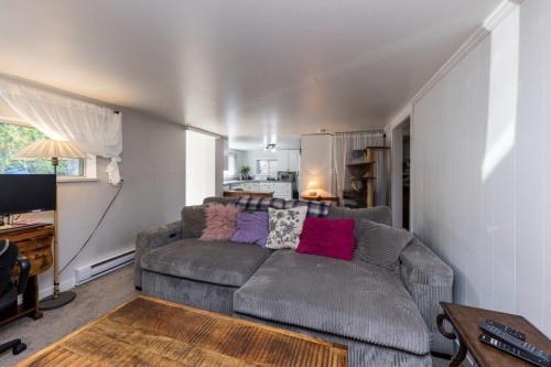 1737 Larson Road, North Vancouver, BC - Indoor Photo Showing Living Room