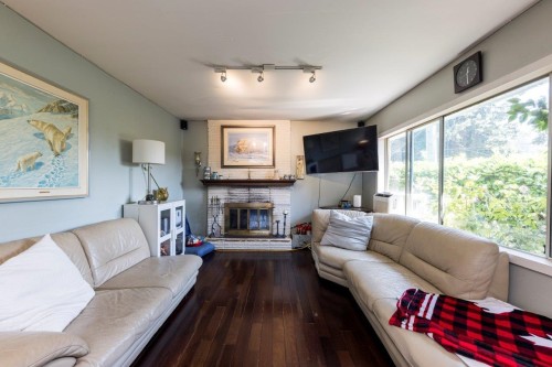 1737 Larson Road, North Vancouver, BC - Indoor Photo Showing Living Room With Fireplace