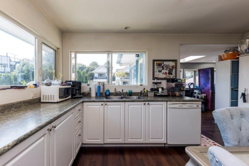 1737 Larson Road, North Vancouver, BC - Indoor Photo Showing Kitchen With Double Sink