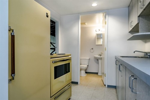 329 Marmont Street, Coquitlam, BC - Indoor Photo Showing Kitchen