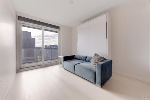 628-180 2Nd Avenue E, Vancouver, BC - Indoor Photo Showing Living Room