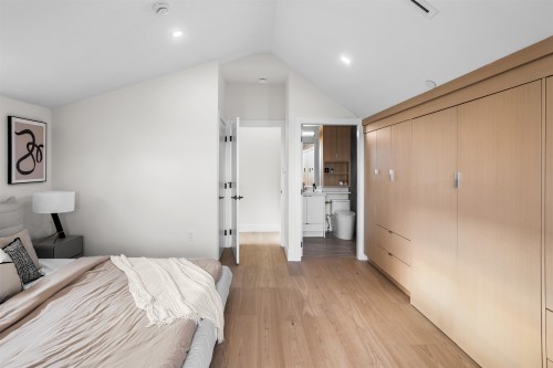 1-165 45Th Avenue E, Vancouver, BC - Indoor Photo Showing Bedroom