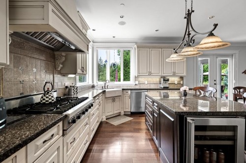 136 Deerview Lane, Anmore, BC - Indoor Photo Showing Kitchen With Upgraded Kitchen