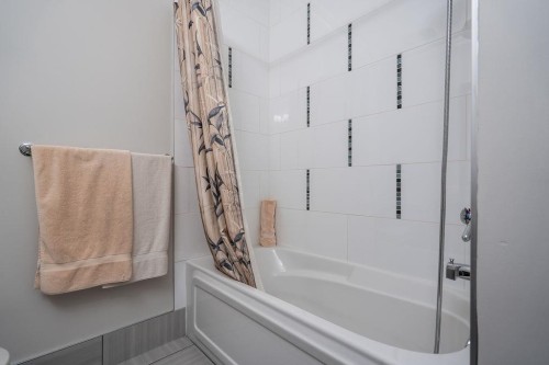 136 Deerview Lane, Anmore, BC - Indoor Photo Showing Bathroom