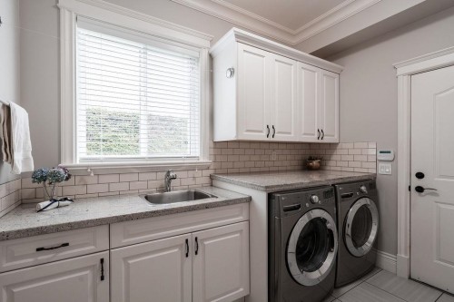 136 Deerview Lane, Anmore, BC - Indoor Photo Showing Laundry Room