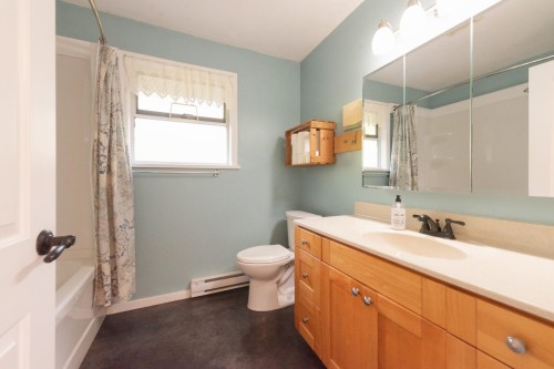 6504 Meier Road, Sechelt, BC - Indoor Photo Showing Bathroom