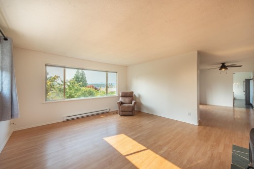 6504 Meier Road, Sechelt, BC - Indoor Photo Showing Living Room