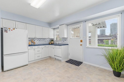 4830 Southlawn Drive, Burnaby, BC - Indoor Photo Showing Kitchen