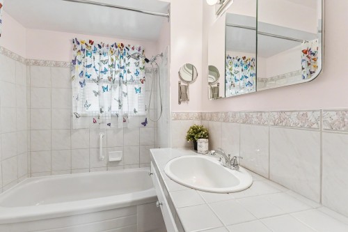 4830 Southlawn Drive, Burnaby, BC - Indoor Photo Showing Bathroom