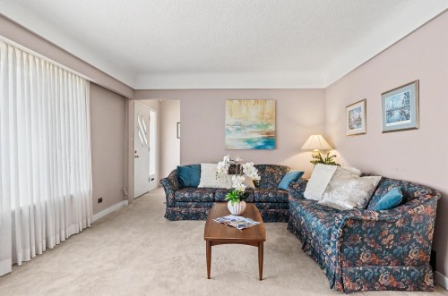 4830 Southlawn Drive, Burnaby, BC - Indoor Photo Showing Living Room
