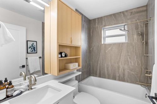 2-165 45Th Avenue E, Vancouver, BC - Indoor Photo Showing Bathroom