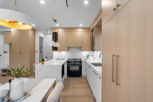 2-165 45Th Avenue E, Vancouver, BC - Indoor Photo Showing Kitchen With Double Sink