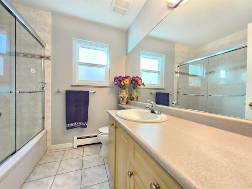 5521 Dundee Street, Vancouver, BC - Indoor Photo Showing Bathroom