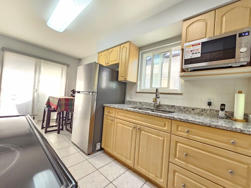 5521 Dundee Street, Vancouver, BC - Indoor Photo Showing Kitchen