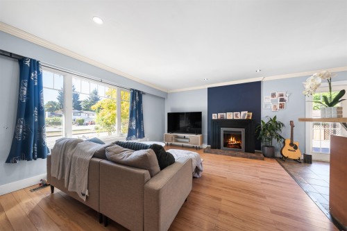 1857 Warwick Avenue, Port Coquitlam, BC - Indoor Photo Showing Living Room With Fireplace