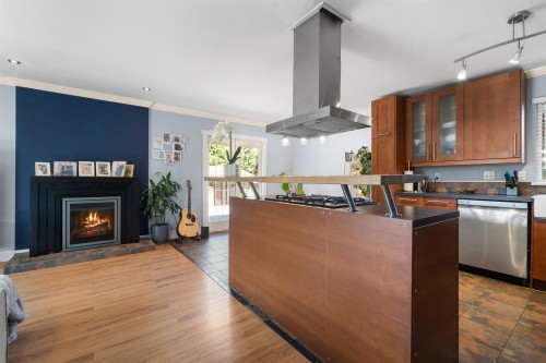 1857 Warwick Avenue, Port Coquitlam, BC - Indoor With Fireplace
