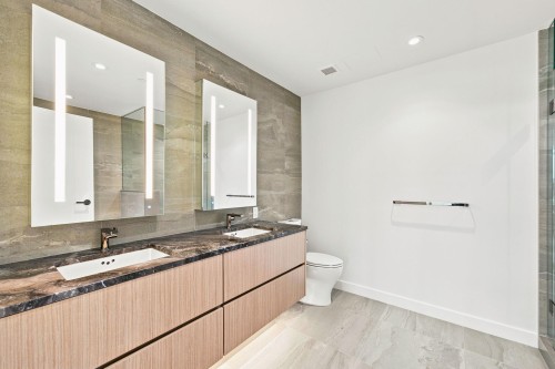 301-785 Harbour Way, North Vancouver, BC - Indoor Photo Showing Bathroom
