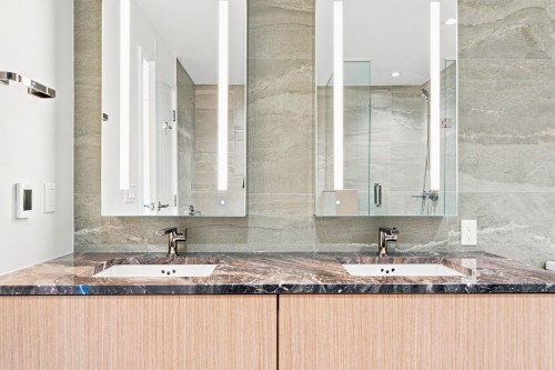 301-785 Harbour Way, North Vancouver, BC - Indoor Photo Showing Bathroom