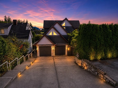 1128 Esplanade Avenue  West Vancouver, BC V7T 1G3