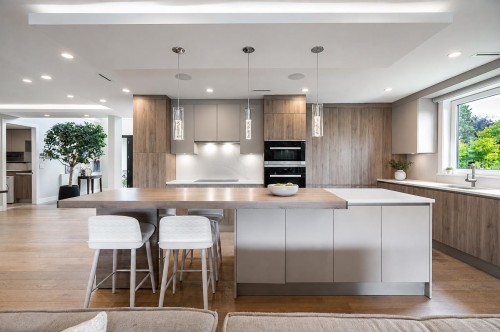 955 Forest Hills Drive, North Vancouver, BC - Indoor Photo Showing Kitchen With Upgraded Kitchen