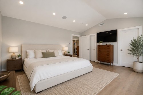 955 Forest Hills Drive, North Vancouver, BC - Indoor Photo Showing Bedroom