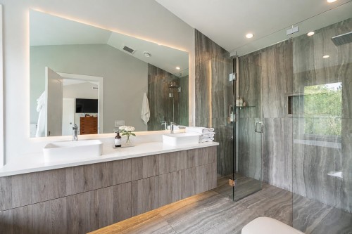 955 Forest Hills Drive, North Vancouver, BC - Indoor Photo Showing Bathroom