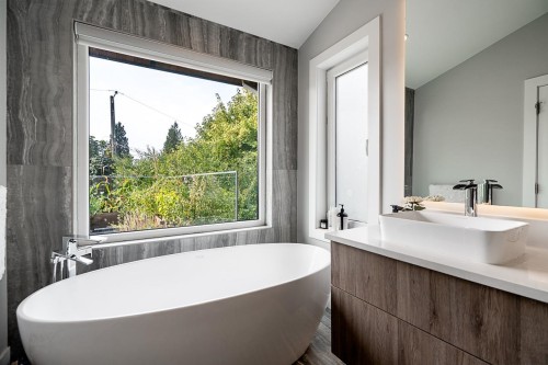955 Forest Hills Drive, North Vancouver, BC - Indoor Photo Showing Bathroom