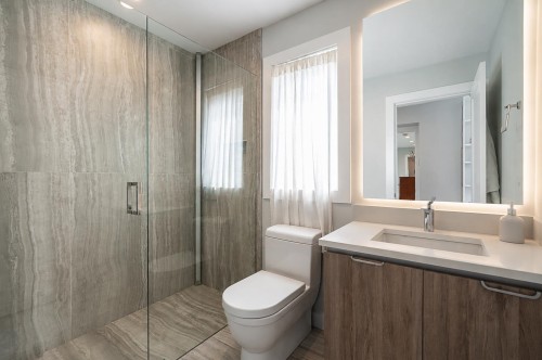 955 Forest Hills Drive, North Vancouver, BC - Indoor Photo Showing Bathroom