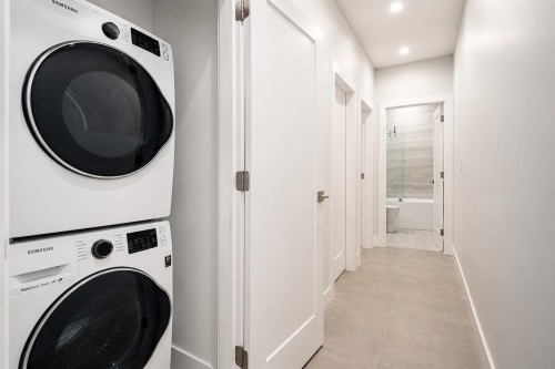 955 Forest Hills Drive, North Vancouver, BC - Indoor Photo Showing Laundry Room