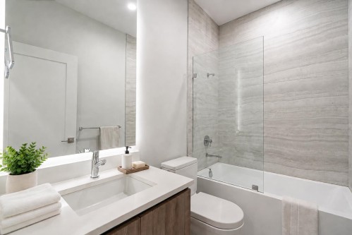 955 Forest Hills Drive, North Vancouver, BC - Indoor Photo Showing Bathroom