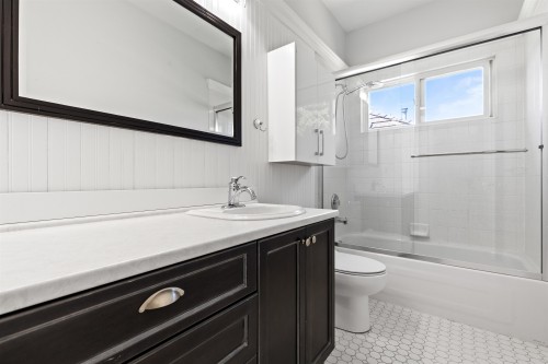 23849 Zeron Avenue, Maple Ridge, BC - Indoor Photo Showing Bathroom
