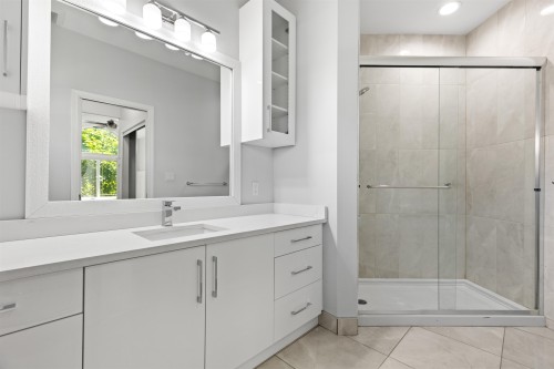 23849 Zeron Avenue, Maple Ridge, BC - Indoor Photo Showing Bathroom