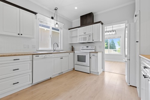 23849 Zeron Avenue, Maple Ridge, BC - Indoor Photo Showing Kitchen
