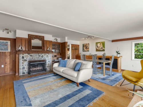6248 Wellington Avenue, West Vancouver, BC - Indoor Photo Showing Living Room With Fireplace