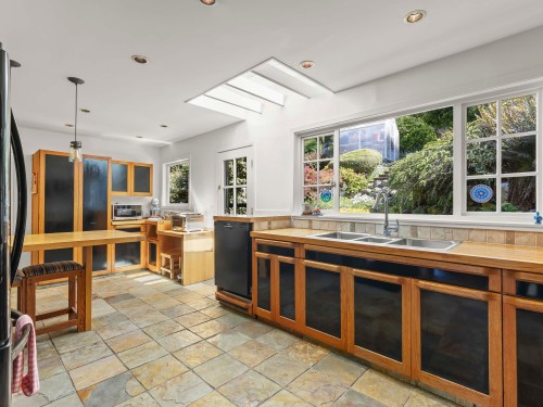 6248 Wellington Avenue, West Vancouver, BC - Indoor Photo Showing Kitchen With Double Sink