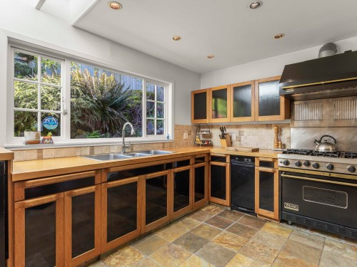 6248 Wellington Avenue, West Vancouver, BC - Indoor Photo Showing Kitchen With Double Sink