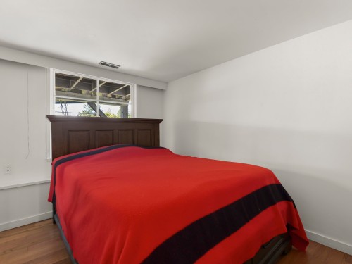 6248 Wellington Avenue, West Vancouver, BC - Indoor Photo Showing Bedroom