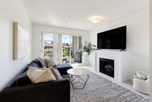 213-738 29Th Avenue E, Vancouver, BC - Indoor Photo Showing Living Room With Fireplace