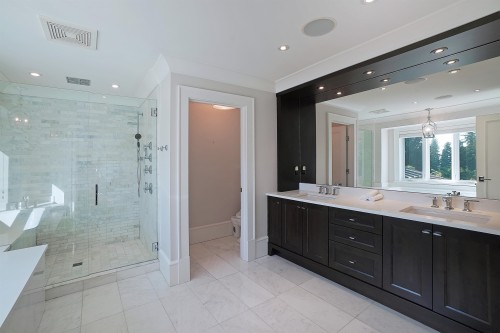 2920 Mathers Avenue, West Vancouver, BC - Indoor Photo Showing Bathroom